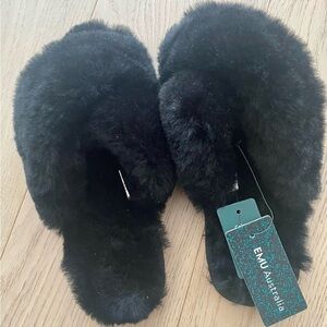 EMU Australian sheep skin  lack size 7 slippers new with tags